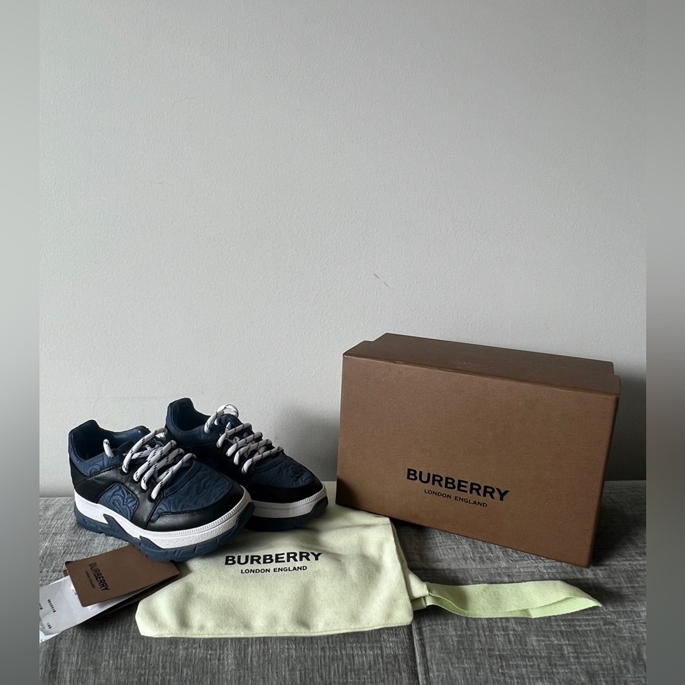 Burberry kids shoes size 25 (US Toddler 8)